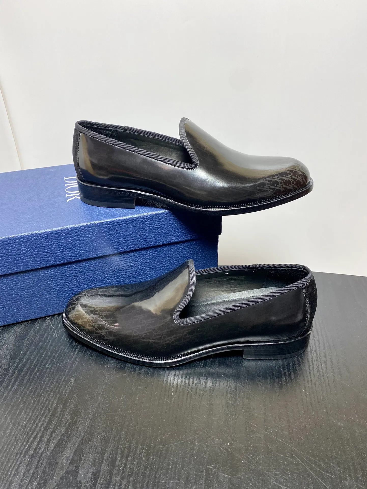 Men's shoes 💰960 Dior Derby shoes | Genuine leather sole formal leather shoes | Carefully crafted with open-edge beaded cowhide | Water-dyed cowhide lining | With classic lace-up closure | Exquisite embossed brand logo on the side | Glossy stacked heel design enhances style | Can be matched with formal or casual looks Size: 39-44 (customized at 38.45.46)
